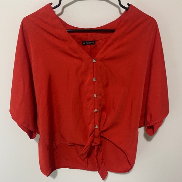 Style Envy Red Button Down Crop Top Size Medium - Picture 2 of 4